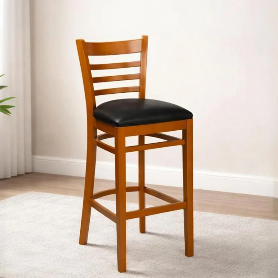 Taburete de bar clásico de madera con asiento de cuero.