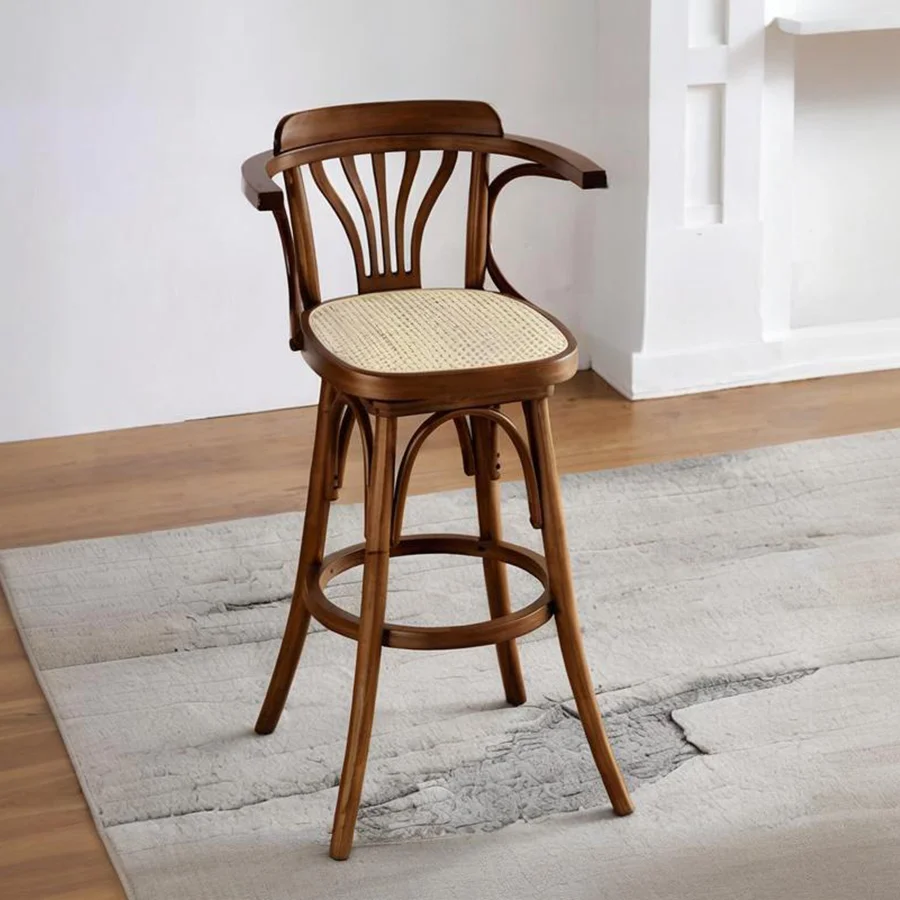 Elegante taburete de bar de madera con asiento de mimbre.