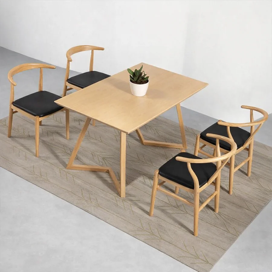 Mesa de comedor minimalista de madera con sillas negras.