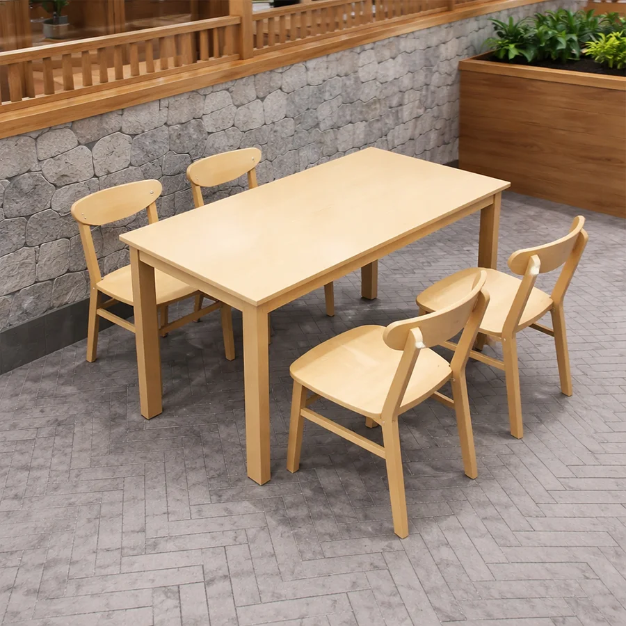 Juego de comedor sencillo de madera con cuatro sillas.