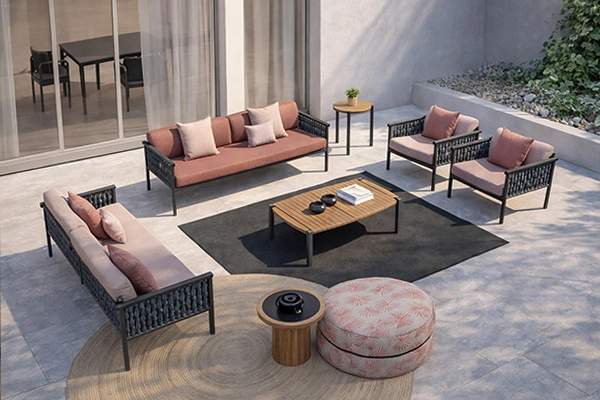 Elegantes asientos de exterior para patio con cojines suaves.