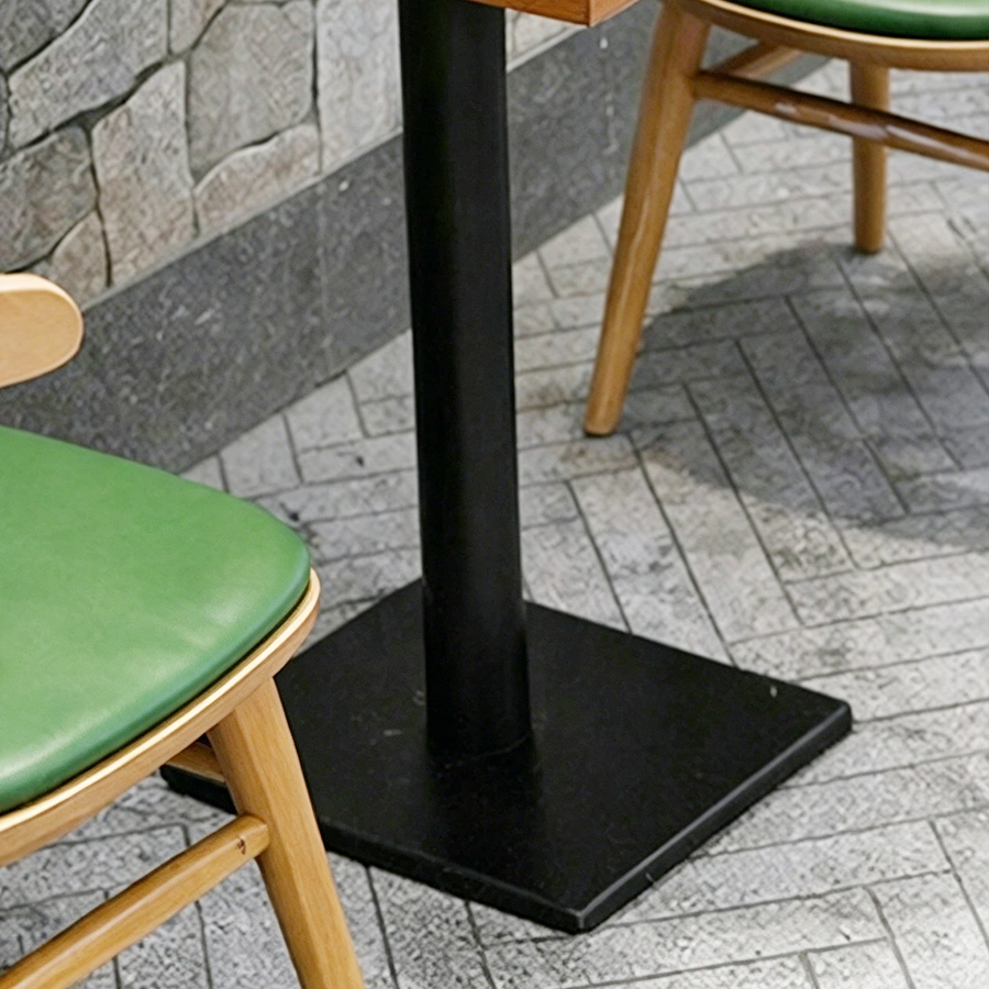 Base de mesa de metal negro con silla